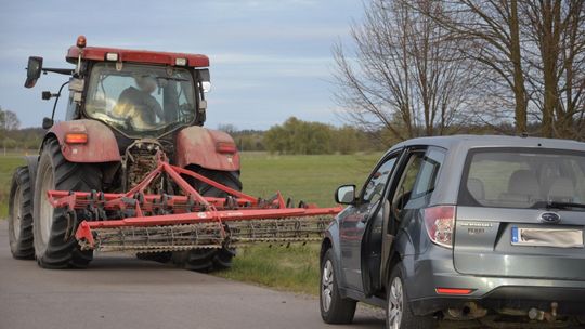 Ciągnik uderzył w nissana, który podróżowało pięć osób