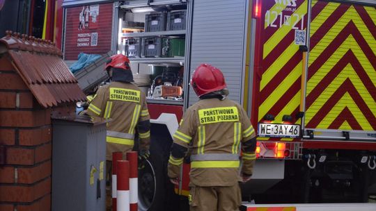 Żrąca ciecz w rowie melioracyjnym. Na miejsce wezwano specjalistyczną grupę chemiczną z Warszawy