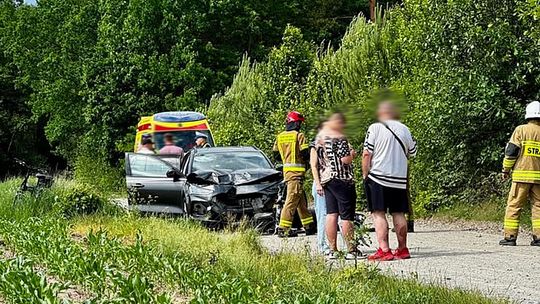 Czołowe zderzenie crossa z osobówką. Motocyklistę zabrał śmigłowiec LPR