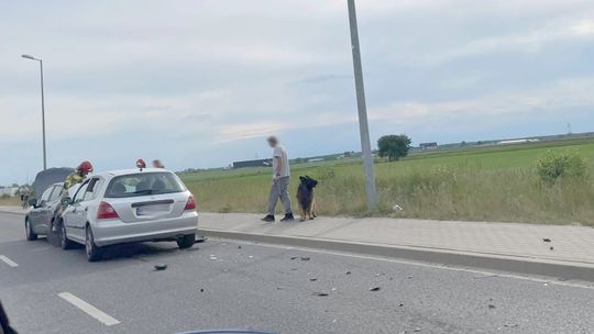 Jechał do sklepu, spowodował kolizję tuż pod komendą