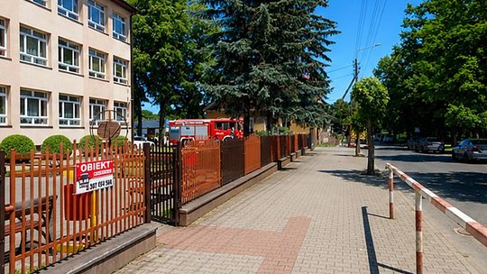 Alarm bombowy w szkole. Zarządzono ewakuację