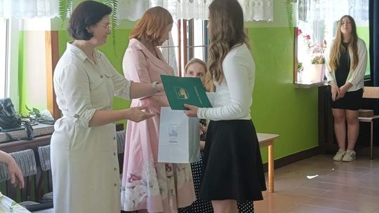 Najlepsi uczniowie z nagrodami Burmistrza Żelechowa. Wyróżniono siedmioro laureatów