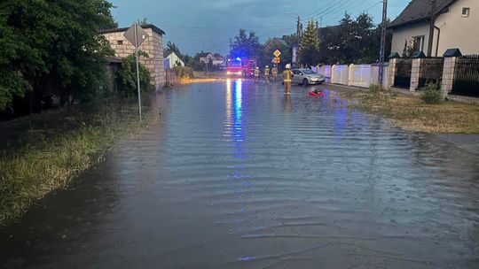 Ulewa nad powiatem garwolińskim. Zalane ulice i posesje, strażacy w akcji