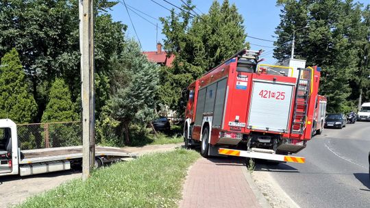 Za szybko na zakręcie. Mazda staranowała ogrodzenie