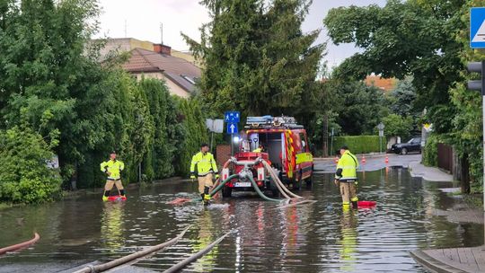 Skrzyżowanie pod wodą. Drzewo uszkodziło samochód
