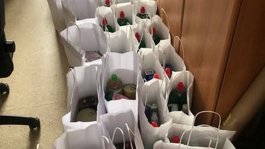 PCK Garwolin ponownie wsparł potrzebujących. Paczki trafiły do seniorów i samotnych rodziców