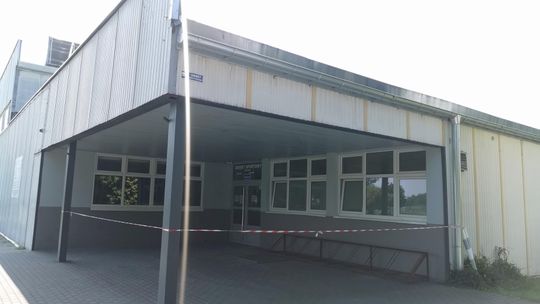 Basen w Miętnem nadal zamknięty. Powiat zleci ekspertyzę uszkodzonego dachu