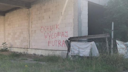 Wulgarne napisy na budynkach w Garwolinie. Ich celem była firma Ochnik