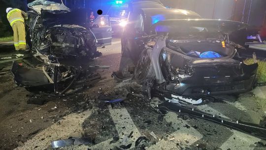Kierowca Tesli wymusił pierwszeństwo. Dwie osoby w szpitalu