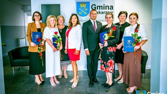 Ośmiu nauczycieli z gminy Łaskarzew otrzymało akty mianowania