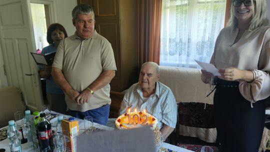 Pan Henryk Szczepański świętuje 102. urodziny