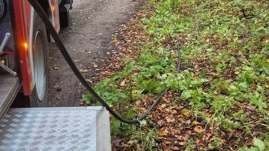 Pożar samochodu w Malamówce. Strażacy walczyli z ogniem przez blisko dwie godziny