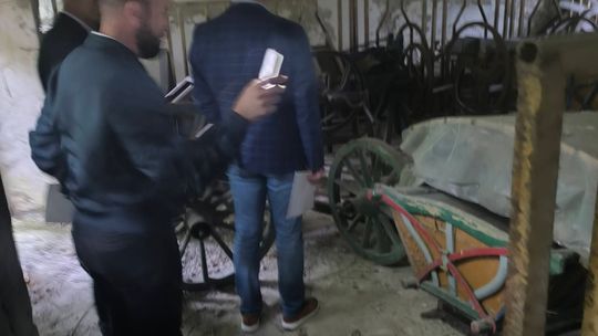 Co stanie się z zabytkowym sprzętem rolniczym w Miętnym? Radni pytają o niszczejące dziedzictwo, starosta odpowiada