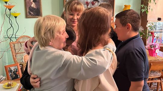 Setne urodziny byłej nauczycielki. Uczniowie PSP nr 1 odwiedzili Janinę Papaj