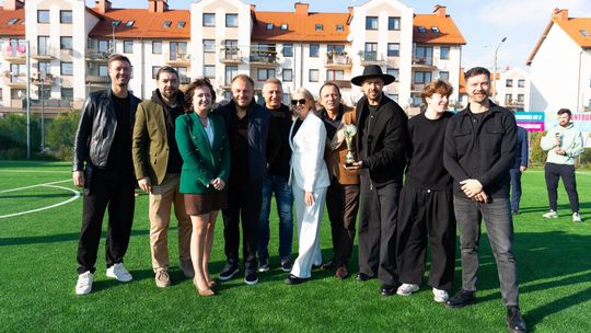 Nowy Orlik przy garwolińskiej „Dwójce” oficjalnie otwarty. Na boisku zmierzyli się uczniowie, samorządowcy i Pectus Football Team