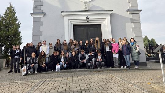 Uczniowie i miłośnicy historii porządkowali zaniedbane groby na cmentarzu w Garwolinie