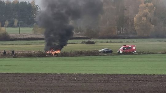 Pożar samochodu osobowego w Brzegach. Interweniowały straż pożarna